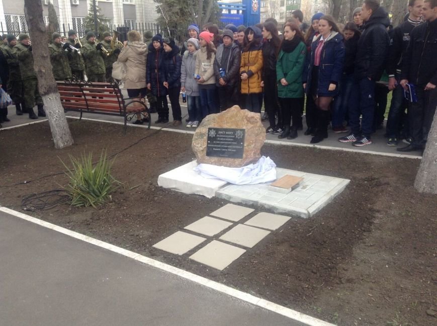 В Мариуполе юные полицейские заложили капсулу времени (ФОТО+ВИДЕО) (фото) - фото 1 В Мариуполе юные полицейские заложили капсулу времени (ФОТО+ВИДЕО) (фото) - фото 1