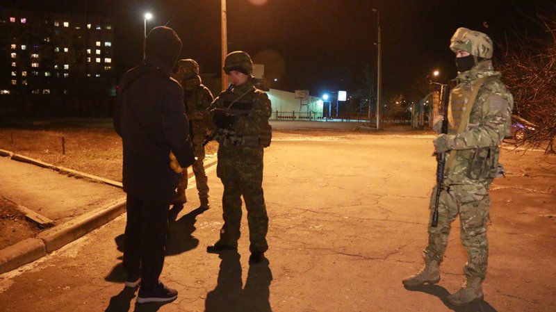 В Мариуполе полиция задержала подростков, которые избили и ограбили прохожего (фото) - фото 1 В Мариуполе полиция задержала подростков, которые избили и ограбили прохожего (фото) - фото 1