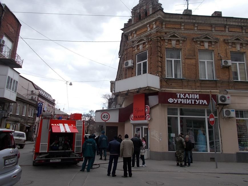 В центре Ростова горит магазин тканей (фото) - фото 1 В центре Ростова горит магазин тканей (фото) - фото 1