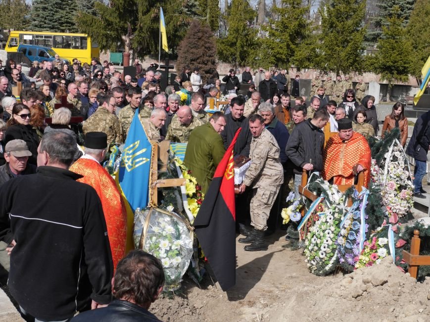 У Тернополі провели в останню путь військового лікаря Михайла Стасіва (Фоторепортаж) (фото) - фото 1 У Тернополі провели в останню путь військового лікаря Михайла Стасіва (Фоторепортаж) (фото) - фото 1