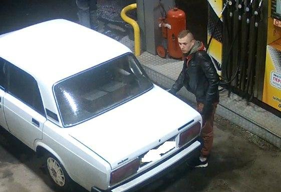 В Кременчуге камеры наблюдения засняли угон ВАЗа: полиция просит помощи в опознании преступников (фото) - фото 1 В Кременчуге камеры наблюдения засняли угон ВАЗа: полиция просит помощи в опознании преступников (фото) - фото 1