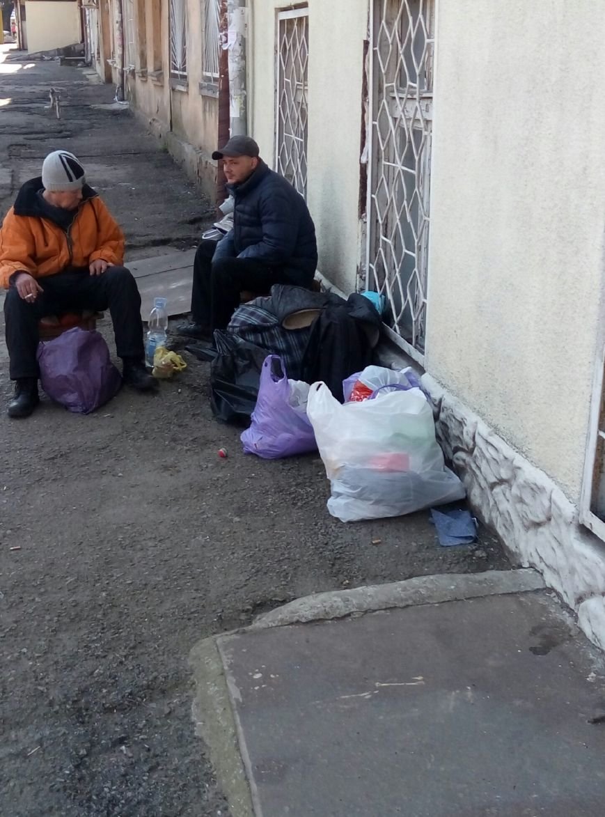 В центре Одессы бомжи основали грозный бизнес (ФОТО) (фото) - фото 1
