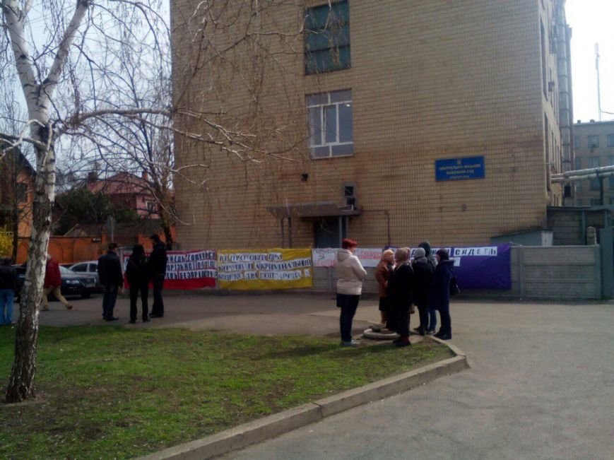 Криворожане пикетировали районный суд, протестуя против коррупции среди полицейских (ФОТО) (фото) - фото 1 Криворожане пикетировали районный суд, протестуя против коррупции среди полицейских (ФОТО) (фото) - фото 1
