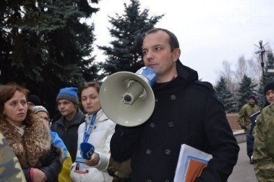 В Кривом Роге: пикетировали районный суд, от удара внедорож..., фото-3 В Кривом Роге: пикетировали районный суд, от удара внедорожника "Lanos" смяло в лепешку, а нардеп высказал пожелания "двум криворожским Юриям", фото-3