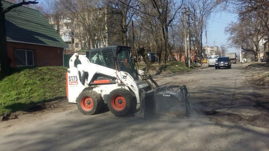 Ремонт дорог в Днепропетровске: за февраль и март на ямы положили 5 тысяч тонн асфальта (фото) - фото 4 Ремонт дорог в Днепропетровске: за февраль и март на ямы положили 5 тысяч тонн асфальта (фото) - фото 4