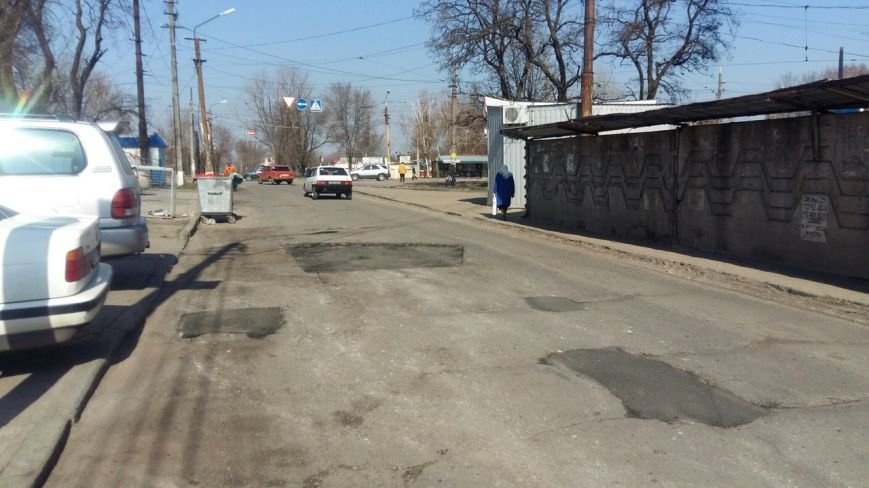 Ремонт дорог в Днепропетровске: за февраль и март на ямы положили 5 тысяч тонн асфальта (фото) - фото 3 Ремонт дорог в Днепропетровске: за февраль и март на ямы положили 5 тысяч тонн асфальта (фото) - фото 3