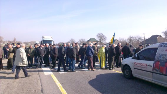На Полтавщине вновь перекрыли трассу Киев-Харьков (фото) - фото 1 На Полтавщине вновь перекрыли трассу Киев-Харьков (фото) - фото 1