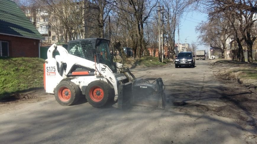 Ямы на улице Сикорского (бывшая Тельмана) обещают устранить до конца недели (ФОТО) (фото) - фото 2 Ямы на улице Сикорского (бывшая Тельмана) обещают устранить до конца недели (ФОТО) (фото) - фото 2