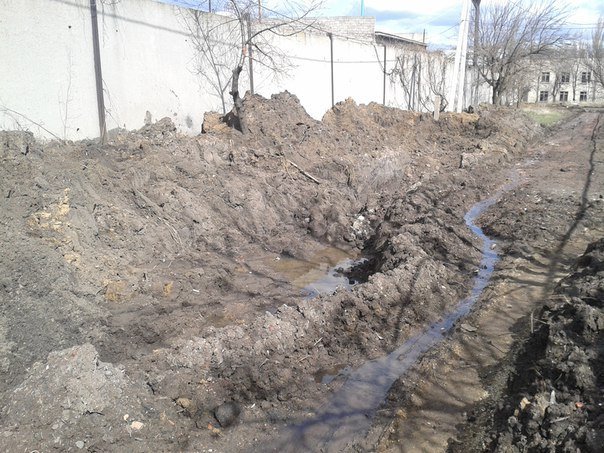 Благодаря нерасторопности работников горводоканала в Димитрове (Мирнограде) в пору плавать по улицам (фото) - фото 2 Благодаря нерасторопности работников горводоканала в Димитрове (Мирнограде) в пору плавать по улицам (фото) - фото 2