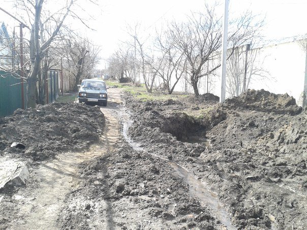 Благодаря нерасторопности работников горводоканала в Димитрове (Мирнограде) в пору плавать по улицам (фото) - фото 1 Благодаря нерасторопности работников горводоканала в Димитрове (Мирнограде) в пору плавать по улицам (фото) - фото 1
