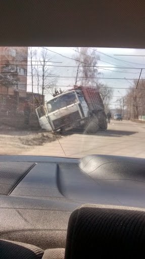 В Сумах мусоровоз провалился в яму на дороге (ФОТО) (фото) - фото 1 В Сумах мусоровоз провалился в яму на дороге (ФОТО) (фото) - фото 1