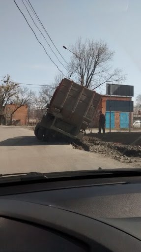 В Сумах мусоровоз провалился в яму на дороге (ФОТО) (фото) - фото 1 В Сумах мусоровоз провалился в яму на дороге (ФОТО) (фото) - фото 1