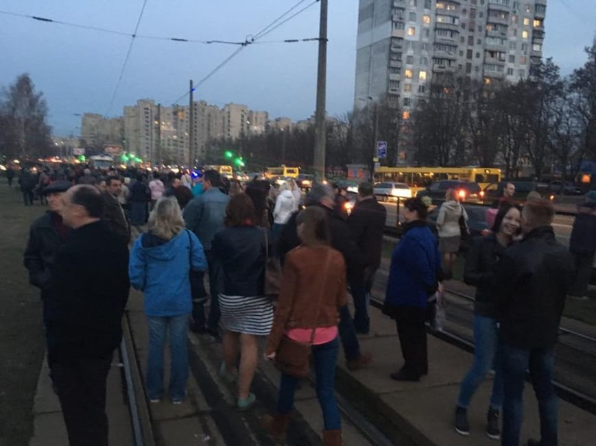 На Борщаговке жители перекрыли трамвайные пути, протестуя против незаконной застройки (ФОТО) (фото) - фото 1 На Борщаговке жители перекрыли трамвайные пути, протестуя против незаконной застройки (ФОТО) (фото) - фото 1