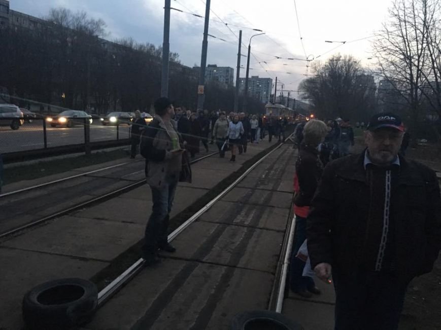 На Борщаговке жители перекрыли трамвайные пути, протестуя против незаконной застройки (ФОТО) (фото) - фото 1 На Борщаговке жители перекрыли трамвайные пути, протестуя против незаконной застройки (ФОТО) (фото) - фото 1