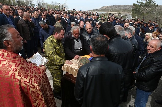Президент Армении Серж Саргсян принял участие в похоронах разведчика-пулеметчика Сасуна Мкртчяна (фото) - фото 2 Президент Армении Серж Саргсян принял участие в похоронах разведчика-пулеметчика Сасуна Мкртчяна (фото) - фото 2