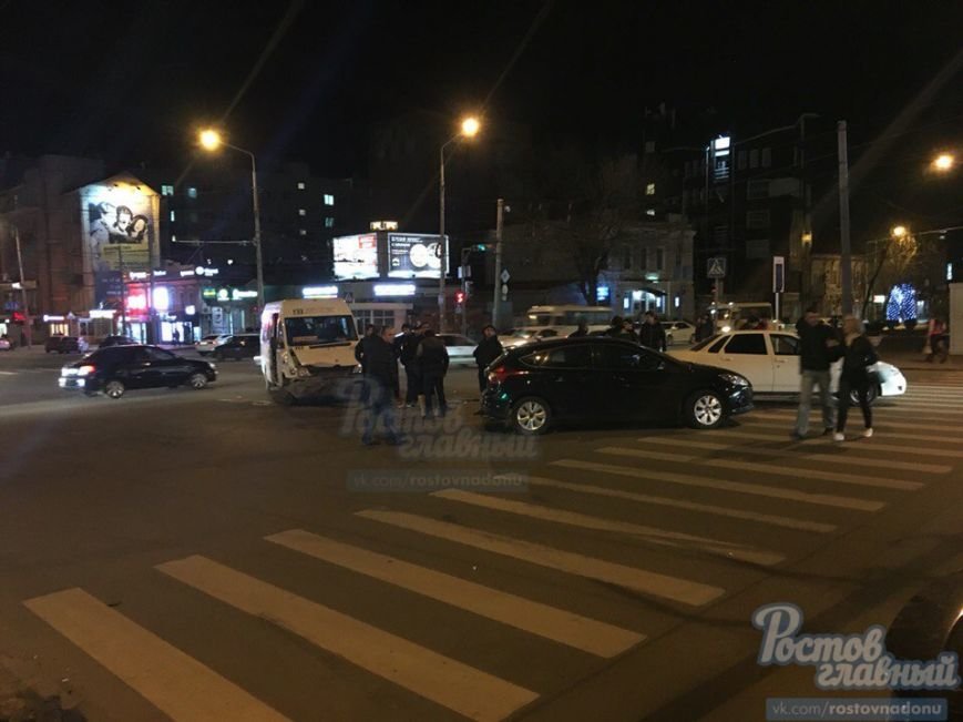 В центре Ростова-на-Дону маршрутка столкнулась с Lada Priora (фото) - фото 1 В центре Ростова-на-Дону маршрутка столкнулась с Lada Priora (фото) - фото 1