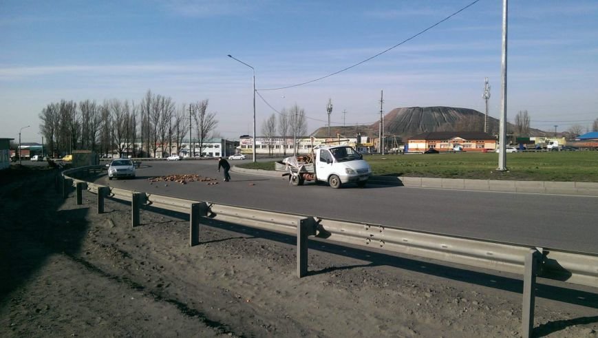 В Новошахтинске беспечность водителя, перевозившего кирпичи, едва не обернулась трагедией (фото) - фото 1 В Новошахтинске беспечность водителя, перевозившего кирпичи, едва не обернулась трагедией (фото) - фото 1