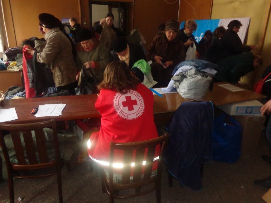 В Красноармейске начата выдача гуманитарной помощи в виде одежды и обуви из Германии (фото) - фото 6 В Красноармейске начата выдача гуманитарной помощи в виде одежды и обуви из Германии (фото) - фото 6