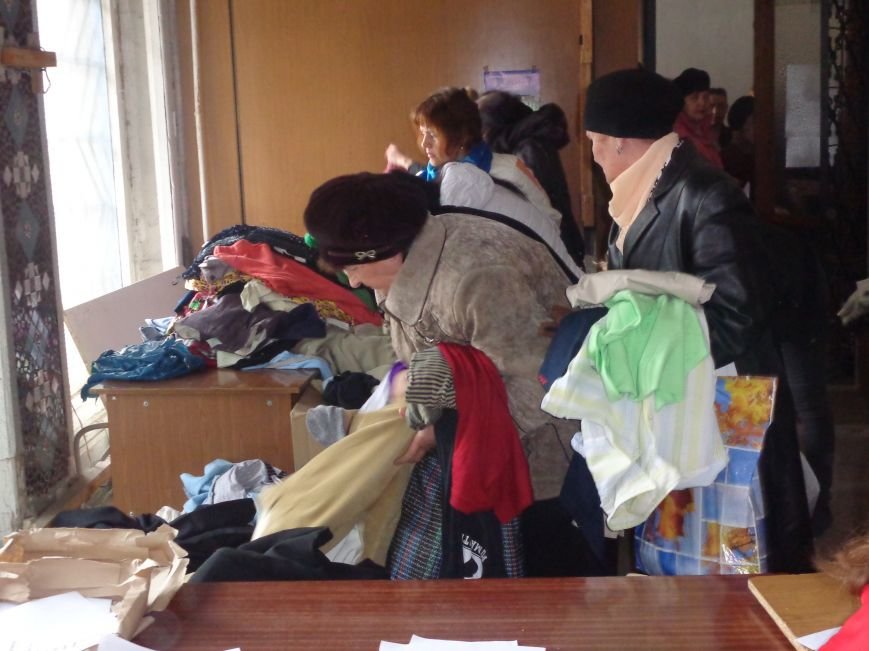 В Красноармейске начата выдача гуманитарной помощи в виде одежды и обуви из Германии (фото) - фото 3 В Красноармейске начата выдача гуманитарной помощи в виде одежды и обуви из Германии (фото) - фото 3