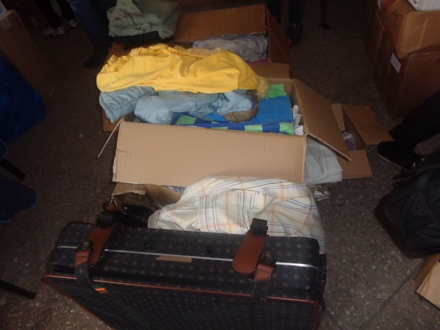 В Красноармейске начата выдача гуманитарной помощи в виде одежды и обуви из Германии (фото) - фото 2 В Красноармейске начата выдача гуманитарной помощи в виде одежды и обуви из Германии (фото) - фото 2