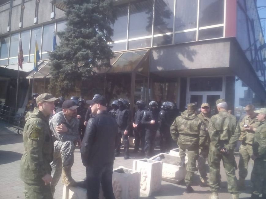 Полиция освободила “Лыбидь” от людей в камуфляже (ФОТО) (фото) - фото 1 Полиция освободила “Лыбидь” от людей в камуфляже (ФОТО) (фото) - фото 1