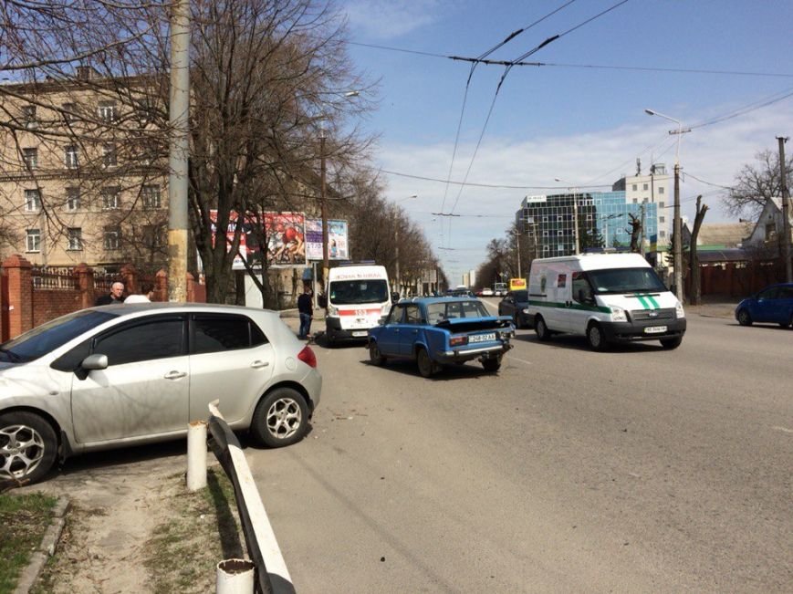 ДТП на ул. Гагарина: столкнулись два легковых авто (ФОТО) (фото) - фото 2 ДТП на ул. Гагарина: столкнулись два легковых авто (ФОТО) (фото) - фото 2