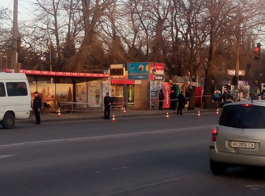 Полиция оцепила остановку возле Дафи: обследуют подозрительную сумку (ФОТО) (фото) - фото 2 Полиция оцепила остановку возле Дафи: обследуют подозрительную сумку (ФОТО) (фото) - фото 2