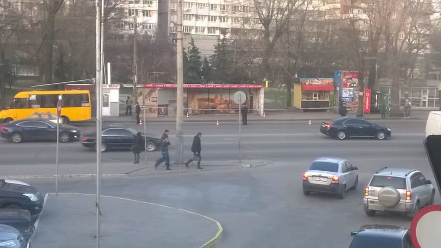 Полиция оцепила остановку возле Дафи: обследуют подозрительную сумку (ФОТО) (фото) - фото 1 Полиция оцепила остановку возле Дафи: обследуют подозрительную сумку (ФОТО) (фото) - фото 1