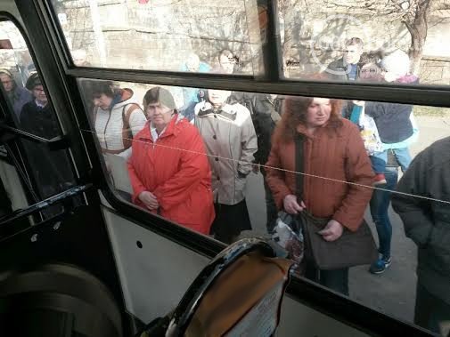В Мариуполе перевозчик снял маршрутки с линии, чтобы не попасть под проверку (ФОТО) (фото) - фото 1 В Мариуполе перевозчик снял маршрутки с линии, чтобы не попасть под проверку (ФОТО) (фото) - фото 1