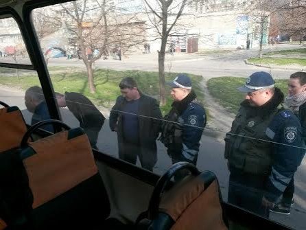 В Мариуполе перевозчик снял маршрутки с линии, чтобы не попасть под проверку (ФОТО) (фото) - фото 1 В Мариуполе перевозчик снял маршрутки с линии, чтобы не попасть под проверку (ФОТО) (фото) - фото 1