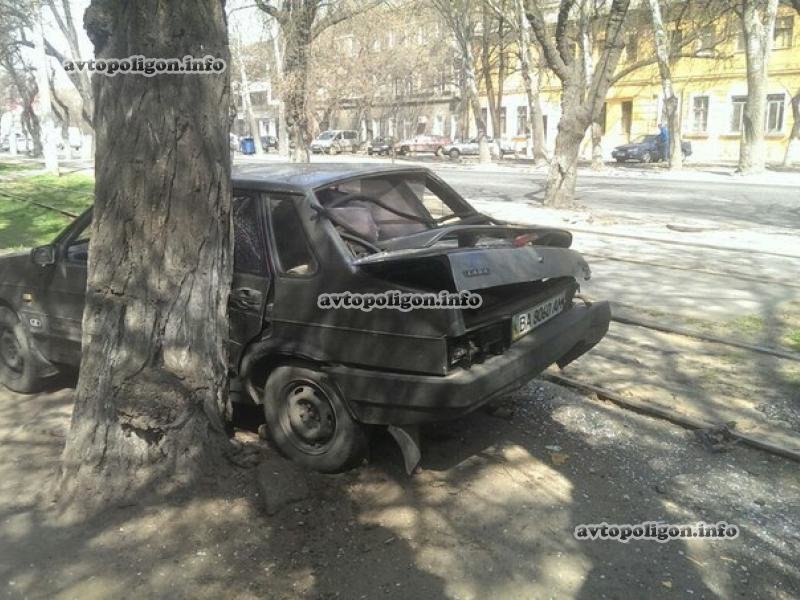 В Одессе трамвай размазал машину таксиста об дерево (ФОТО) (фото) - фото 1