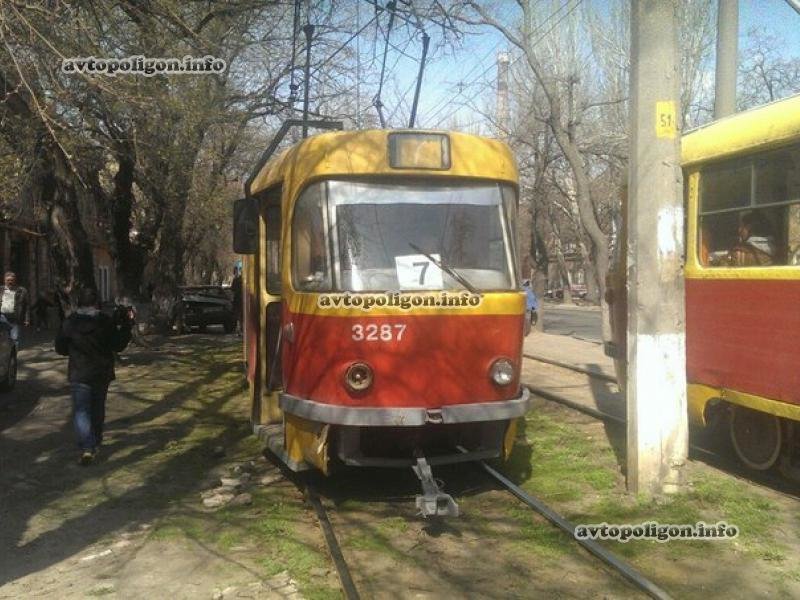 В Одессе трамвай размазал машину таксиста об дерево (ФОТО) (фото) - фото 1