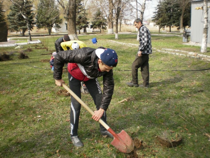 Жители Северска делают свой город чище (фото) - фото 1 Жители Северска делают свой город чище (фото) - фото 1