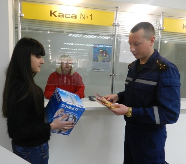 Зашел за бытовой техникой, вышел с листовкой: в Херсоне спасатели провели рейд (фото) (фото) - фото 1 Зашел за бытовой техникой, вышел с листовкой: в Херсоне спасатели провели рейд (фото) (фото) - фото 1
