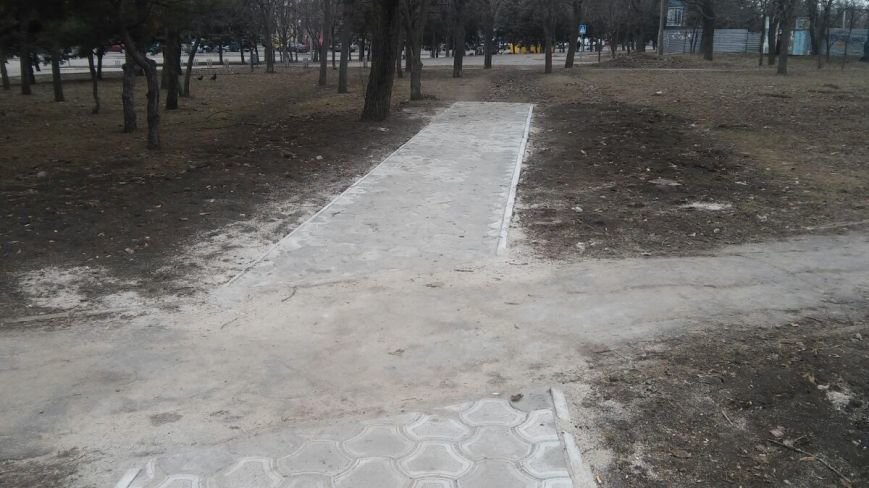 Дорожка в никуда и лавочки в земле. В мариупольском парке Победа продолжается реконструкция (ФОТО) (фото) - фото 1 Дорожка в никуда и лавочки в земле. В мариупольском парке Победа продолжается реконструкция (ФОТО) (фото) - фото 1