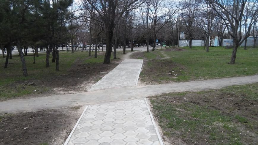 Дорожка в никуда и лавочки в земле. В мариупольском парке Победа продолжается реконструкция (ФОТО) (фото) - фото 1 Дорожка в никуда и лавочки в земле. В мариупольском парке Победа продолжается реконструкция (ФОТО) (фото) - фото 1