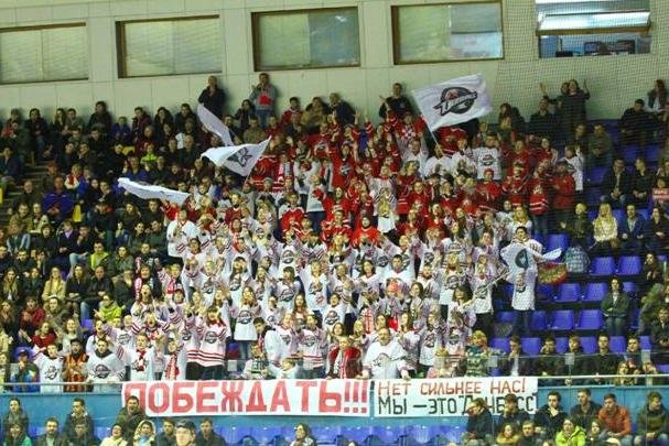 «Вперед, «Донбасс»! Вперед, родной! Мы за тебя стоим стеной!» - студенты ДонНТУ Красноармейска посетили Чемпионат Украины по хоккею (фото) - фото 10 «Вперед, «Донбасс»! Вперед, родной! Мы за тебя стоим стеной!» - студенты ДонНТУ Красноармейска посетили Чемпионат Украины по хоккею (фото) - фото 10