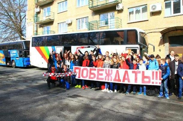«Вперед, «Донбасс»! Вперед, родной! Мы за тебя стоим стеной!» - студенты ДонНТУ Красноармейска посетили Чемпионат Украины по хоккею (фото) - фото 2 «Вперед, «Донбасс»! Вперед, родной! Мы за тебя стоим стеной!» - студенты ДонНТУ Красноармейска посетили Чемпионат Украины по хоккею (фото) - фото 2