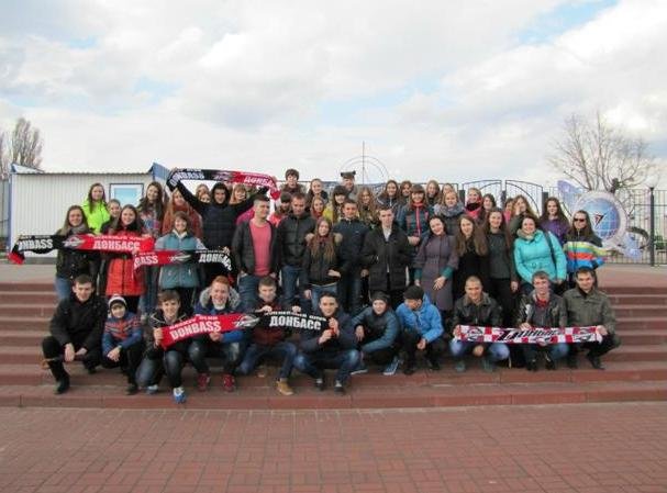 «Вперед, «Донбасс»! Вперед, родной! Мы за тебя стоим стеной!» - студенты ДонНТУ Красноармейска посетили Чемпионат Украины по хоккею (фото) - фото 5 «Вперед, «Донбасс»! Вперед, родной! Мы за тебя стоим стеной!» - студенты ДонНТУ Красноармейска посетили Чемпионат Украины по хоккею (фото) - фото 5