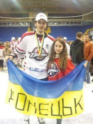 «Вперед, «Донбасс»! Вперед, родной! Мы за тебя стоим стеной!» - студенты ДонНТУ Красноармейска посетили Чемпионат Украины по хоккею (фото) - фото 13 «Вперед, «Донбасс»! Вперед, родной! Мы за тебя стоим стеной!» - студенты ДонНТУ Красноармейска посетили Чемпионат Украины по хоккею (фото) - фото 13