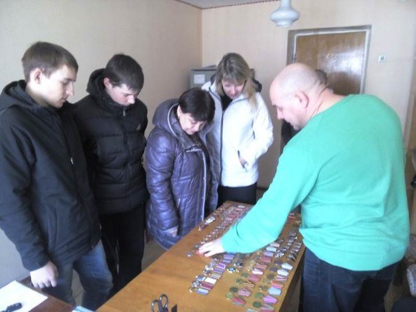 В Кривом Роге пенетенциарии устроили несовершеннолетним осужденным выствку и беседу по фалеристике (ФОТО) (фото) - фото 1 В Кривом Роге пенетенциарии устроили несовершеннолетним осужденным выствку и беседу по фалеристике (ФОТО) (фото) - фото 1