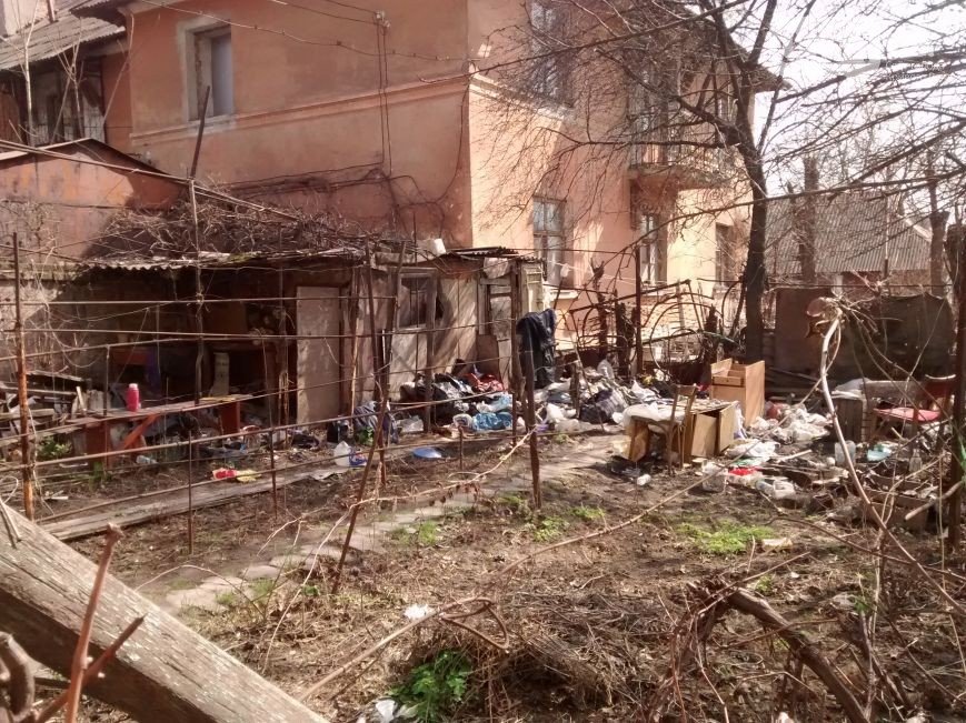 В Кривом Роге: в лифте напали на пенсионера, бомжи захватили двор, со школ и детсадов собирают краску на В Кривом Роге: в лифте напали на пенсионера, бомжи захватили двор, со школ и детсадов собирают краску на