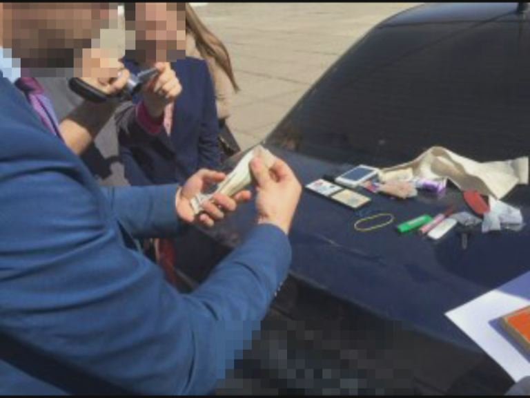 Чиновница на Днепропетровщине требовала 4 тысячи долларов за снятие ареста с иномарки (фото) - фото 1 Чиновница на Днепропетровщине требовала 4 тысячи долларов за снятие ареста с иномарки (фото) - фото 1
