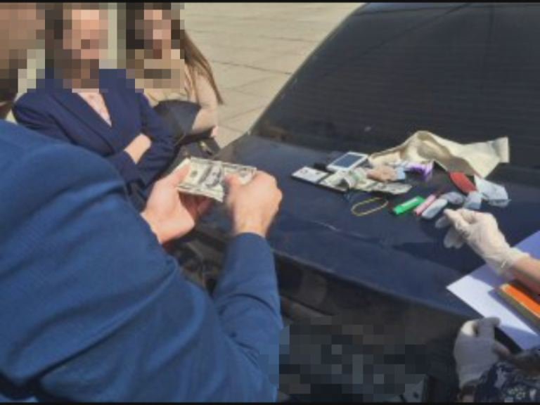 Чиновница на Днепропетровщине требовала 4 тысячи долларов за снятие ареста с иномарки (фото) - фото 1 Чиновница на Днепропетровщине требовала 4 тысячи долларов за снятие ареста с иномарки (фото) - фото 1