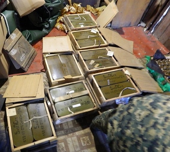 В Днепровском районе в гараже полиция обнаружила арсенал боеприпасов (ФОТО) (фото) - фото 1 В Днепровском районе в гараже полиция обнаружила арсенал боеприпасов (ФОТО) (фото) - фото 1