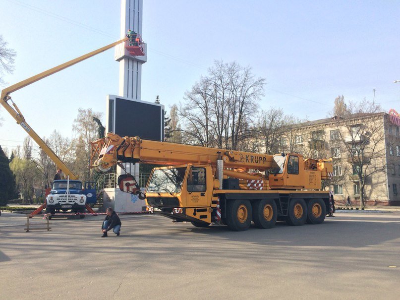 В городе на Полтавщине сняли серп и молот на площади Независимости (ВИДЕО) (фото) - фото 2 В городе на Полтавщине сняли серп и молот на площади Независимости (ВИДЕО) (фото) - фото 2