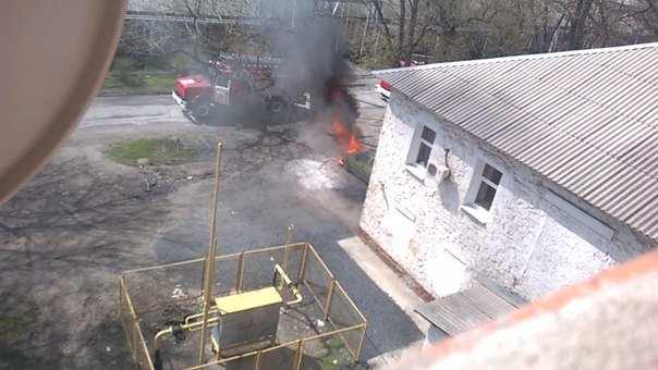 Возле здания новошахтинского суда подожгли автомобиль (фото) - фото 2 Возле здания новошахтинского суда подожгли автомобиль (фото) - фото 2