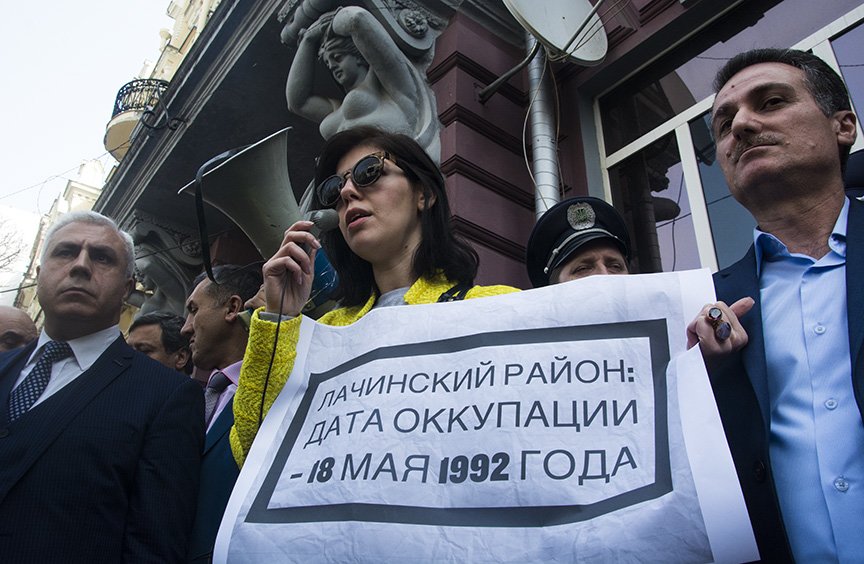 В Киеве диаспора Азербайджана пикетирует посольство Армении (ФОТО, ВИДЕО) (фото) - фото 1 В Киеве диаспора Азербайджана пикетирует посольство Армении (ФОТО, ВИДЕО) (фото) - фото 1