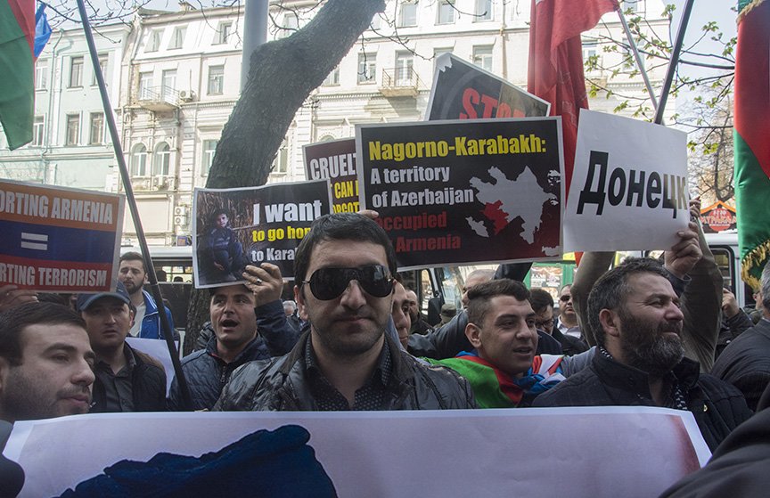 В Киеве диаспора Азербайджана пикетирует посольство Армении (ФОТО, ВИДЕО) (фото) - фото 1 В Киеве диаспора Азербайджана пикетирует посольство Армении (ФОТО, ВИДЕО) (фото) - фото 1
