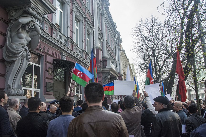 В Киеве диаспора Азербайджана пикетирует посольство Армении (ФОТО, ВИДЕО) (фото) - фото 1 В Киеве диаспора Азербайджана пикетирует посольство Армении (ФОТО, ВИДЕО) (фото) - фото 1